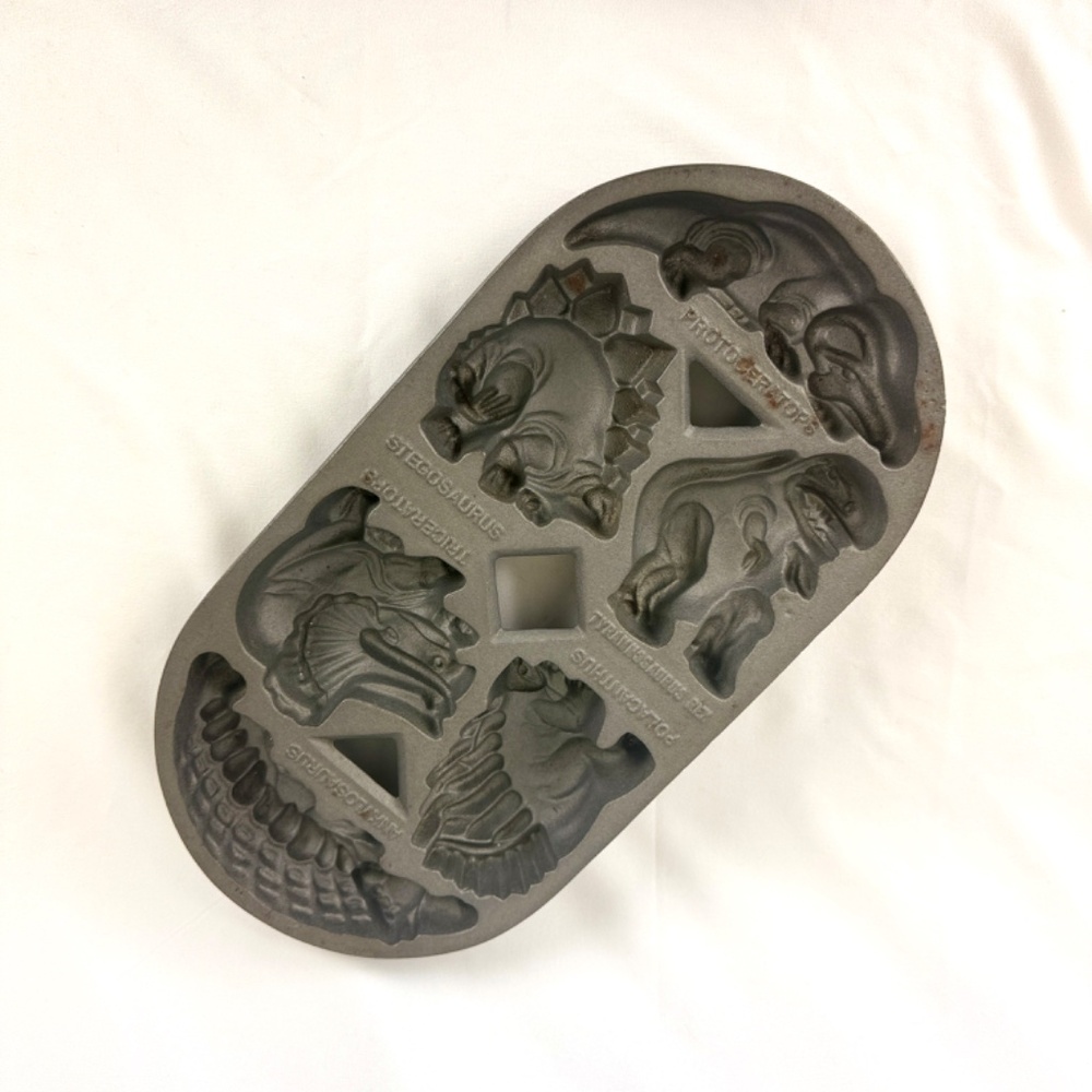 Vintage 1986 John Wright Cast Iron Dinosaur Cake Baking Pan Muffin Mold USA